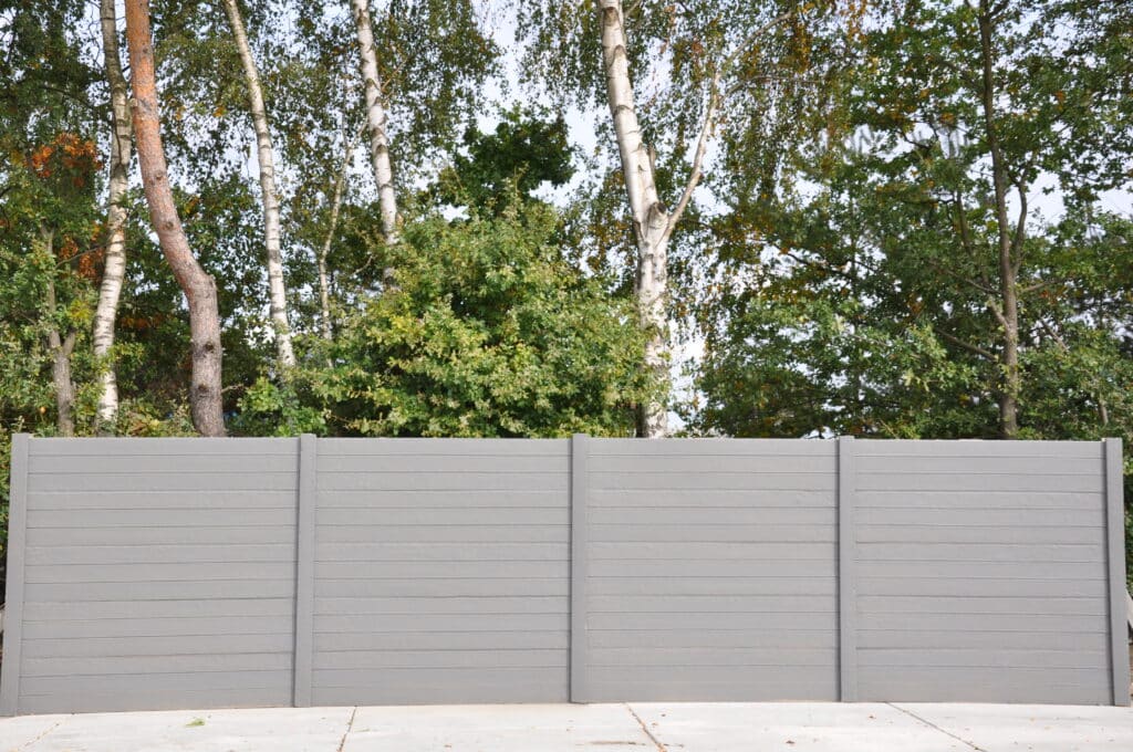 Tigerfence a réalisé la pose d'une clôture sur mesure du modèle "Luxo" pour un grand jardin